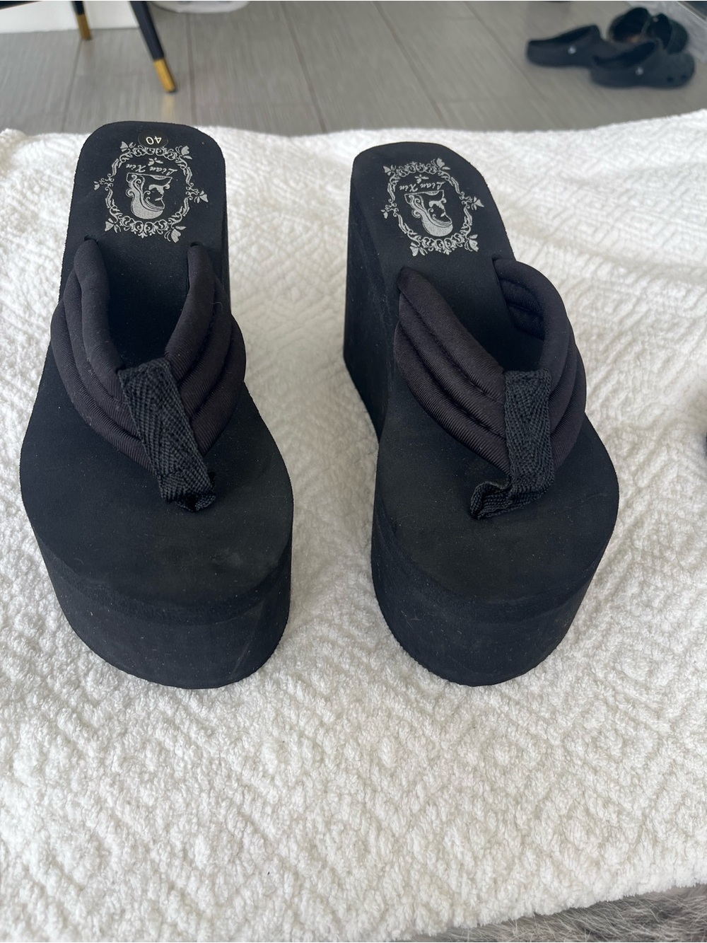 Lian XinBlack Platform Wedge Flip-Flop Sandals